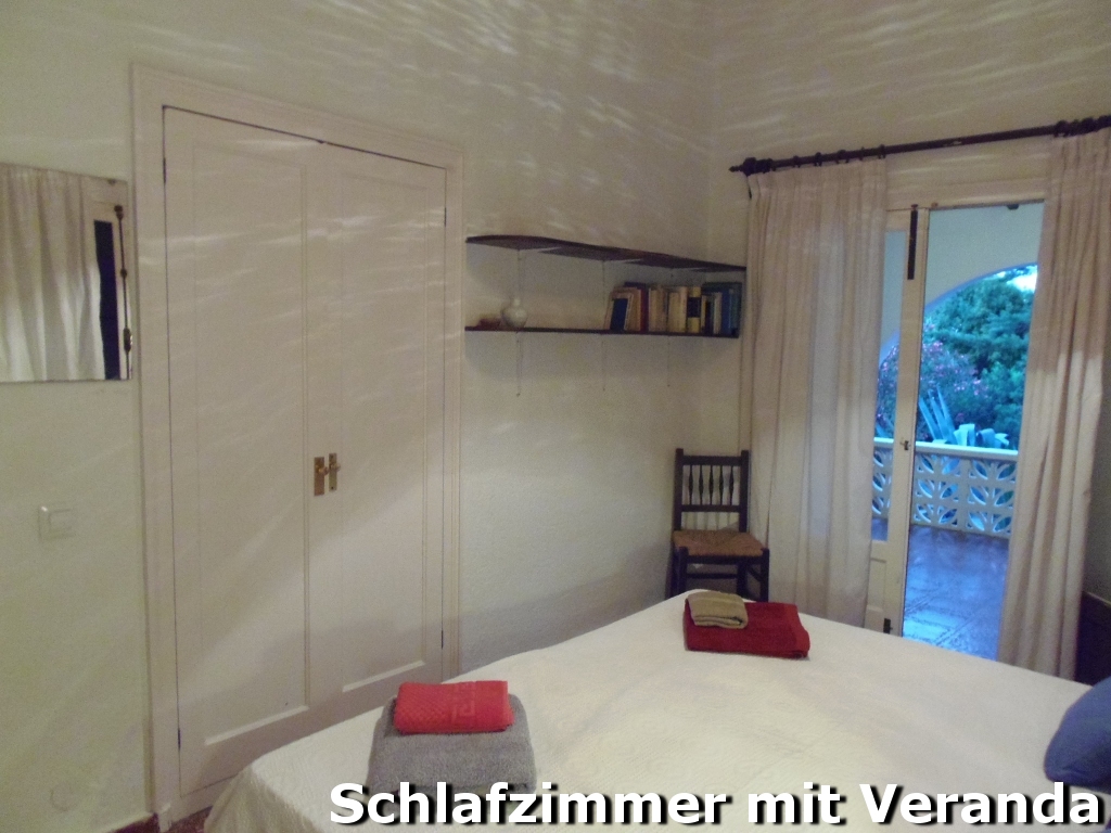 Schlafzimmer mit Zugang zur Rundbogen-Veranda