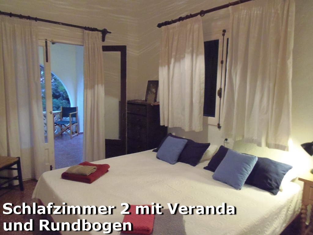 Zweites Schlafzimmer mit Zugang zur Rundbogen-Veranda