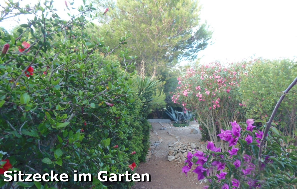 Sitzecke im Garten der Villa Eibisch